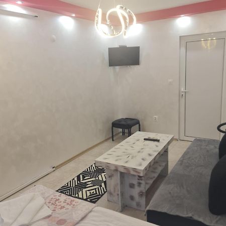 Day And Night Apartment เวลีคอเทอร์โนโว ภายนอก รูปภาพ